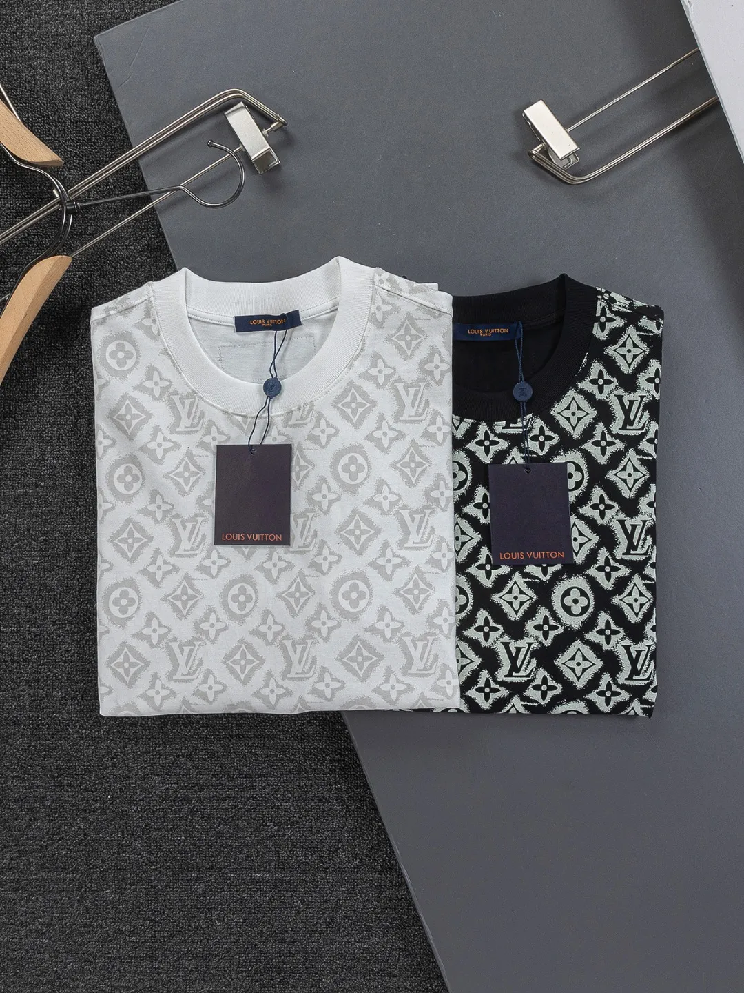 🅿️200 Louis Vuitton 1V LV micro-wide version S-XL LV 26ss new products are available at the counter simultaneously. Multiple craftsmanship, full jacquard presbyopia letter logo printing, round neck short-sleeved T-shirt, same style for men and women! Consigned to one-to-one creation. Synchronized with the official website, pure cotton fabrics at the counter! It is close to the skin and comfortable, durable and easy to wear. It has a classic and simple logo design and meticulous original craftsmanship. Short-sleeves, a must-have item for men, do not appear to be the same for the general public, but must be unique and eye-catching. This LV short-sleeve is all about quality, comfort, the same shape and fashion as always, including fabrics and cutting techniques. All of them have been made with great effort! 320 grams of washed pure cotton fabric, pure cotton is breathable, very refreshing and comfortable for daily wear. The rib knitting on the neckline is smooth and tight, and the neckline will not be skewed if you toss it at will. The loose version, you will find that it looks really good on the upper body. The overall is minimalist and neat, super versatile for daily use! Pair it casually with a pair of pants for a youthful look. A T-shirt will make your outfit crazy. It is a fashionable item that can never go wrong! Color: Black White Size: S-XL Size chart: S: Shoulder width 50-Bust 56-Length 70 M: Shoulder width 52-Bust 57-Length 72 L: Shoulder width 54-Bust 59-Length 74 XL: Shoulder width 56-Bust 62-Length 76